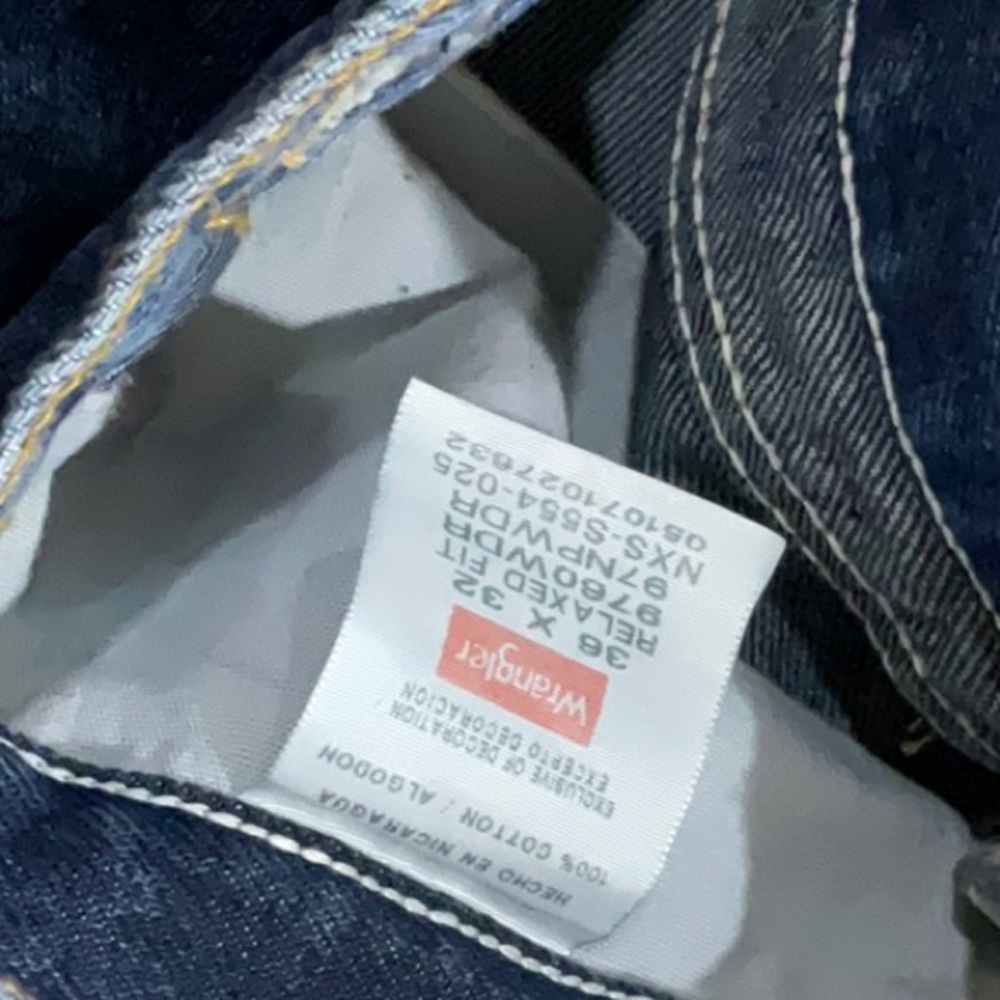 Like New Wrangler Men's Deep Blue Relaxed Jeans - Picture 4 of 4